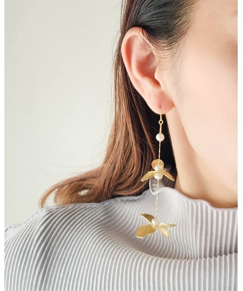 CERCA(チェルカ)の「Tresor*/メタルフラワー 淡水パール ロングピアス(ピアス(両耳用)・レディース・シルバー/ゴールド・FREE)」の2枚目の写真