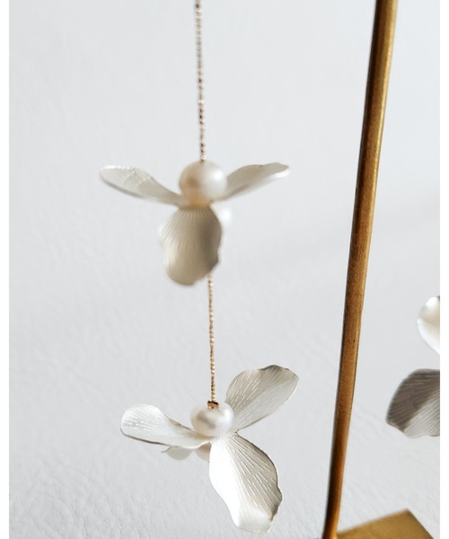 CERCA(チェルカ)の「Tresor*/メタルフラワー 淡水パール ロングピアス(ピアス(両耳用)・レディース・シルバー/ゴールド・FREE)」の3枚目の写真