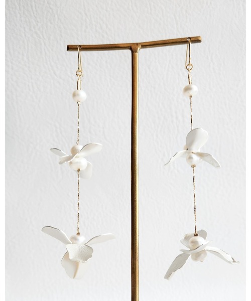 CERCA(チェルカ)の「Tresor*/メタルフラワー 淡水パール ロングピアス(ピアス(両耳用)・レディース・シルバー/ゴールド・FREE)」の4枚目の写真