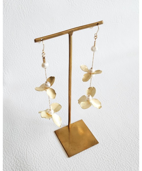 CERCA(チェルカ)の「Tresor*/メタルフラワー 淡水パール ロングピアス(ピアス(両耳用)・レディース・シルバー/ゴールド・FREE)」の5枚目の写真