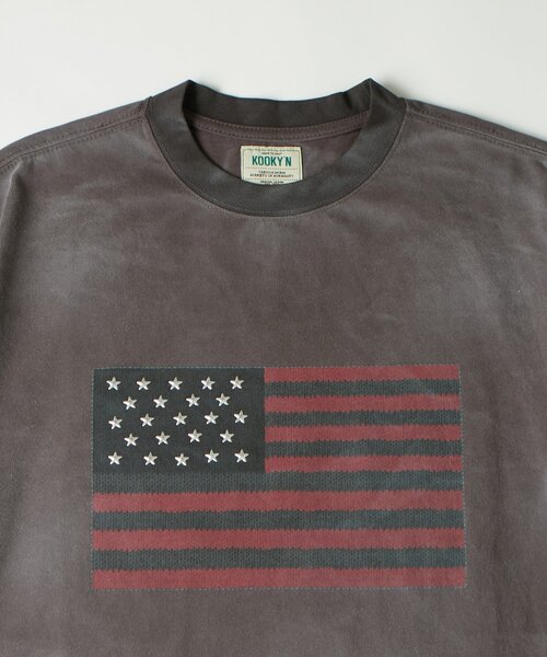 WHO'S WHO gallery（フーズフーギャラリー）の「【UNISEX】KOOKY'N スタースタッズフラッググラフィックTEE（Tシャツ/カットソー・レディース・チャコールグレー/ピンク/ホワイト・SMALL/MEDIUM）」の2枚目の写真