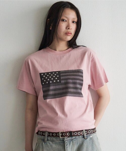 WHO'S WHO gallery(フーズフーギャラリー)の「【UNISEX】【KOOKY'N】スタースタッズフラッググラフィックTEE(Tシャツ/カットソー・レディース・チャコールグレー/ピンク/ホワイト・SMALL/MEDIUM)」の13枚目の写真