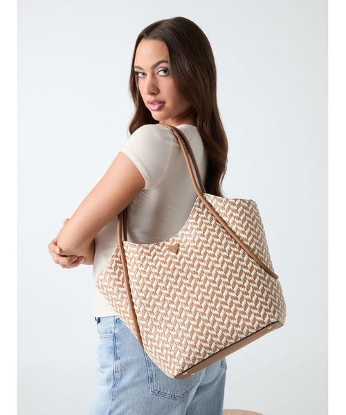 Guess（ゲス）の「TESSI 2 In 1 Tote トートバッグ（トートバッグ・レディース・ブラウン/ブラック系その他・ONE SIZE）」の2枚目の写真