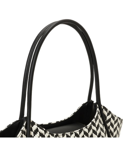 Guess（ゲス）の「TESSI 2 In 1 Tote トートバッグ（トートバッグ・レディース・ブラウン/ブラック系その他・ONE SIZE）」の11枚目の写真