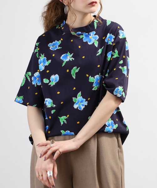 BRODIAEA(ブローディア)の「BRODIAEA 花総柄ハイネック半袖プルオーバー 日本製(Tシャツ/カットソー・レディース・オフホワイト/ネイビー・40)」の2枚目の写真