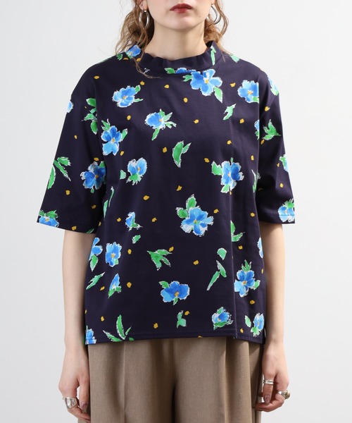BRODIAEA(ブローディア)の「BRODIAEA 花総柄ハイネック半袖プルオーバー 日本製(Tシャツ/カットソー・レディース・オフホワイト/ネイビー・40)」の9枚目の写真