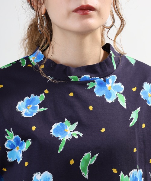 BRODIAEA(ブローディア)の「BRODIAEA 花総柄ハイネック半袖プルオーバー 日本製(Tシャツ/カットソー・レディース・オフホワイト/ネイビー・40)」の6枚目の写真