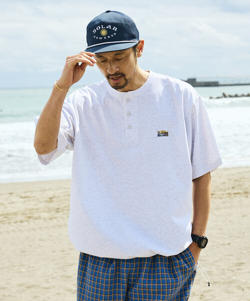 FREAK'S STORE（フリークスストア）の「FREAK'S STORE for BEACH & FES リラックスフィット ワンポイントロゴ スピンドル ヘンリーネックTシャツ/紫外線防止（UPF50+）/接触冷感/吸水速乾（Tシャツ/カットソー・メンズ・ベージュ/サックスブルー/チャコールグレー/ブラック/オリーブ/ライトグレー/ホワイト/イエロー・LARGE/SMALL/MEDIUM）」の13枚目の写真