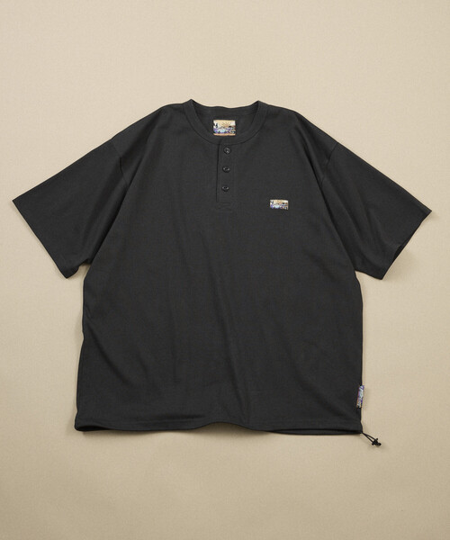 FREAK'S STORE（フリークスストア）の「FREAK'S STORE for BEACH & FES リラックスフィット ワンポイントロゴ スピンドル ヘンリーネックTシャツ/紫外線防止（UPF50+）/接触冷感/吸水速乾（Tシャツ/カットソー・メンズ・ベージュ/サックスブルー/チャコールグレー/ブラック/オリーブ/ライトグレー/ホワイト/イエロー・LARGE/SMALL/MEDIUM）」の14枚目の写真