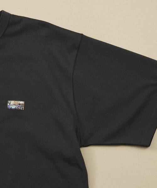 FREAK'S STORE（フリークスストア）の「FREAK'S STORE for BEACH & FES リラックスフィット ワンポイントロゴ スピンドル ヘンリーネックTシャツ/紫外線防止（UPF50+）/接触冷感/吸水速乾（Tシャツ/カットソー・メンズ・ベージュ/サックスブルー/チャコールグレー/ブラック/オリーブ/ライトグレー/ホワイト/イエロー・LARGE/SMALL/MEDIUM）」の18枚目の写真