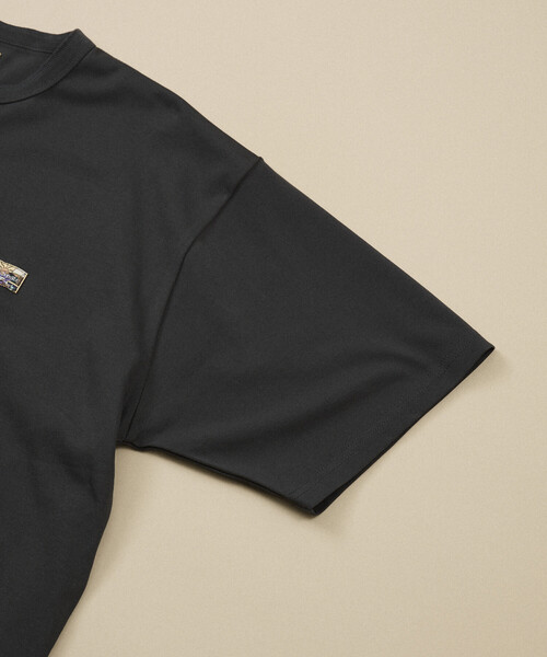 FREAK'S STORE（フリークスストア）の「FREAK'S STORE for BEACH & FES リラックスフィット ワンポイントロゴ スピンドル ヘンリーネックTシャツ/紫外線防止（UPF50+）/接触冷感/吸水速乾（Tシャツ/カットソー・メンズ・ベージュ/サックスブルー/チャコールグレー/ブラック/オリーブ/ライトグレー/ホワイト/イエロー・LARGE/SMALL/MEDIUM）」の19枚目の写真