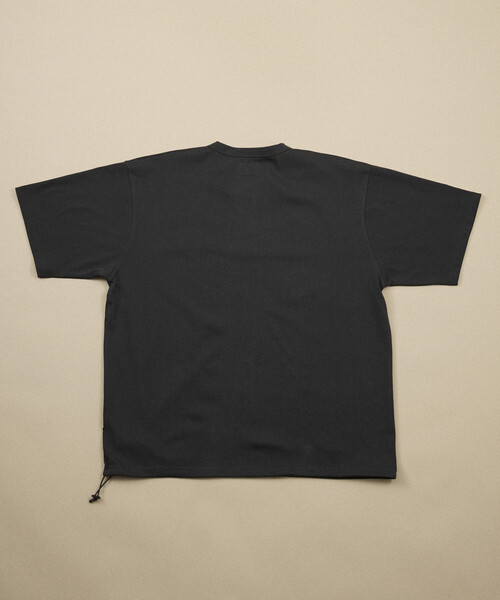 FREAK'S STORE（フリークスストア）の「FREAK'S STORE for BEACH & FES リラックスフィット ワンポイントロゴ スピンドル ヘンリーネックTシャツ/紫外線防止（UPF50+）/接触冷感/吸水速乾（Tシャツ/カットソー・メンズ・ベージュ/サックスブルー/チャコールグレー/ブラック/オリーブ/ライトグレー/ホワイト/イエロー・LARGE/SMALL/MEDIUM）」の9枚目の写真