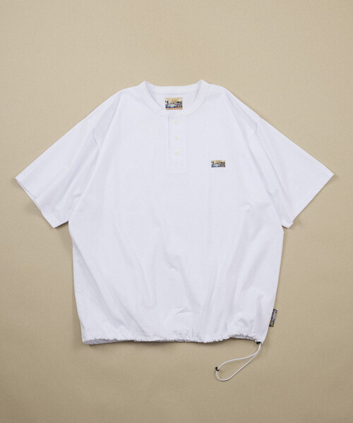 FREAK'S STORE（フリークスストア）の「FREAK'S STORE for BEACH & FES リラックスフィット ワンポイントロゴ スピンドル ヘンリーネックTシャツ/紫外線防止（UPF50+）/接触冷感/吸水速乾（Tシャツ/カットソー・メンズ・ベージュ/サックスブルー/チャコールグレー/ブラック/オリーブ/ライトグレー/ホワイト/イエロー・LARGE/SMALL/MEDIUM）」の12枚目の写真