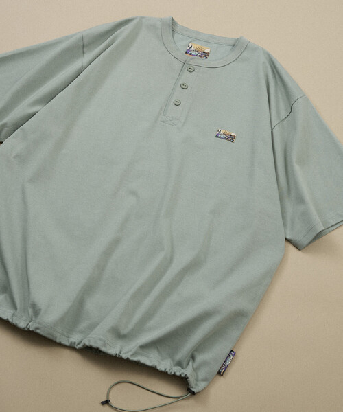 FREAK'S STORE（フリークスストア）の「FREAK'S STORE for BEACH & FES リラックスフィット ワンポイントロゴ スピンドル ヘンリーネックTシャツ/紫外線防止（UPF50+）/接触冷感/吸水速乾（Tシャツ/カットソー・メンズ・ベージュ/サックスブルー/チャコールグレー/ブラック/オリーブ/ライトグレー/ホワイト/イエロー・LARGE/SMALL/MEDIUM）」の7枚目の写真