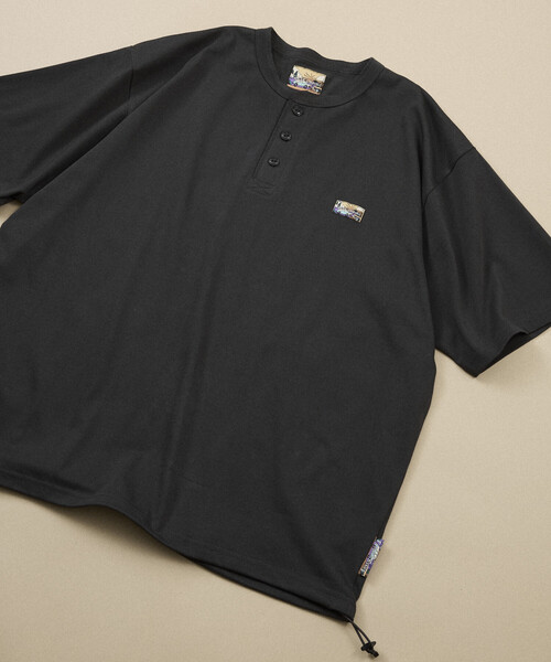 FREAK'S STORE（フリークスストア）の「FREAK'S STORE for BEACH & FES リラックスフィット ワンポイントロゴ スピンドル ヘンリーネックTシャツ/紫外線防止（UPF50+）/接触冷感/吸水速乾（Tシャツ/カットソー・メンズ・ベージュ/サックスブルー/チャコールグレー/ブラック/オリーブ/ライトグレー/ホワイト/イエロー・LARGE/SMALL/MEDIUM）」の3枚目の写真