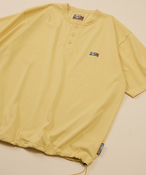 FREAK'S STORE（フリークスストア）の「FREAK'S STORE for BEACH & FES リラックスフィット ワンポイントロゴ スピンドル ヘンリーネックTシャツ/紫外線防止（UPF50+）/接触冷感/吸水速乾（Tシャツ/カットソー・メンズ・ベージュ/サックスブルー/チャコールグレー/ブラック/オリーブ/ライトグレー/ホワイト/イエロー・LARGE/SMALL/MEDIUM）」の8枚目の写真