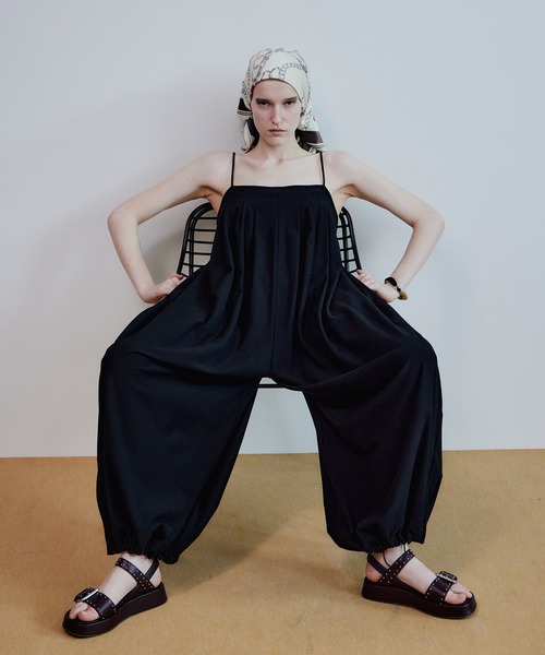 MAISON SPECIAL(メゾンスペシャル)の「【2026Summer PRE-ORDER】Tuck-in Balloon Jumpsuit/タックバルーンジャンプスーツ(サロペット/オーバーオール・レディース・ブラック/ホワイト・36/38)」の3枚目の写真