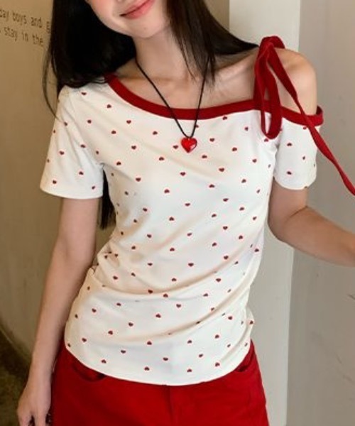 Alvia（アルビア）の「片側オープンショルダーTシャツ  リボン結びデザイン  甘辛トップス（Tシャツ/カットソー・レディース・ホワイト・M）」の4枚目の写真