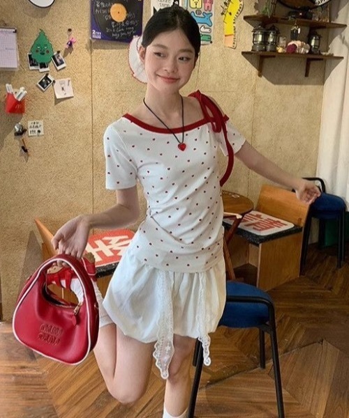 Alvia（アルビア）の「片側オープンショルダーTシャツ  リボン結びデザイン  甘辛トップス（Tシャツ/カットソー・レディース・ホワイト・M）」の8枚目の写真