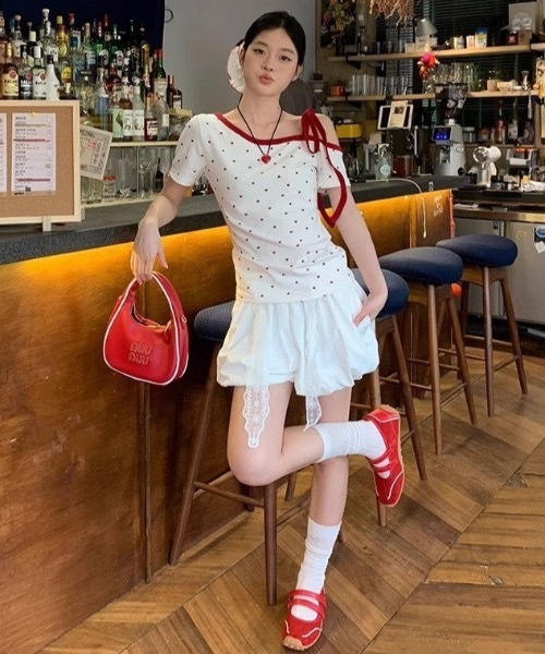 Alvia（アルビア）の「片側オープンショルダーTシャツ  リボン結びデザイン  甘辛トップス（Tシャツ/カットソー・レディース・ホワイト・M）」の11枚目の写真