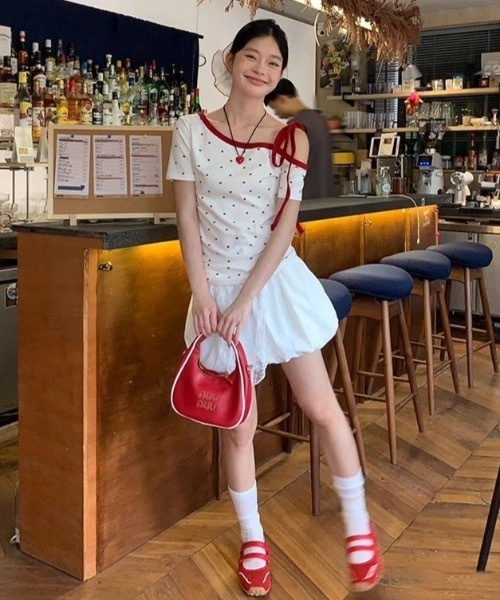 Alvia（アルビア）の「片側オープンショルダーTシャツ  リボン結びデザイン  甘辛トップス（Tシャツ/カットソー・レディース・ホワイト・M）」の16枚目の写真