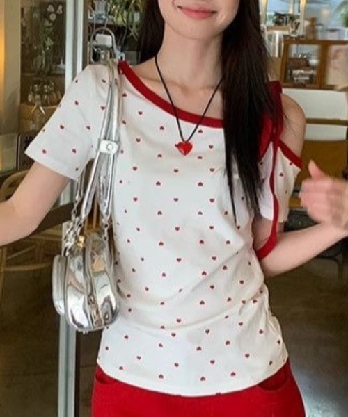 Alvia（アルビア）の「片側オープンショルダーTシャツ  リボン結びデザイン  甘辛トップス（Tシャツ/カットソー・レディース・ホワイト・M）」の3枚目の写真