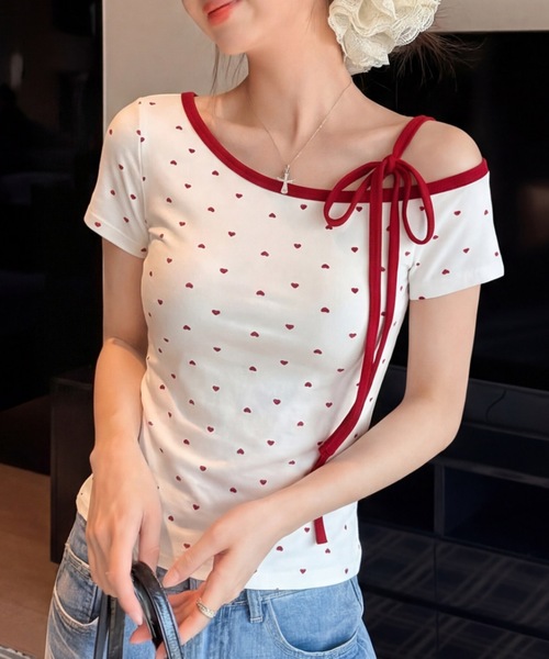 Alvia（アルビア）の「片側オープンショルダーTシャツ  リボン結びデザイン  甘辛トップス（Tシャツ/カットソー・レディース・ホワイト・M）」の2枚目の写真