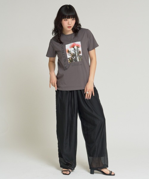 RU.TI.LE(ルチル)の「【RU.TI.LE】フラワーフォトプリントTシャツ(Tシャツ/カットソー・レディース・ホワイト/チャコールグレー・MEDIUM)」の6枚目の写真