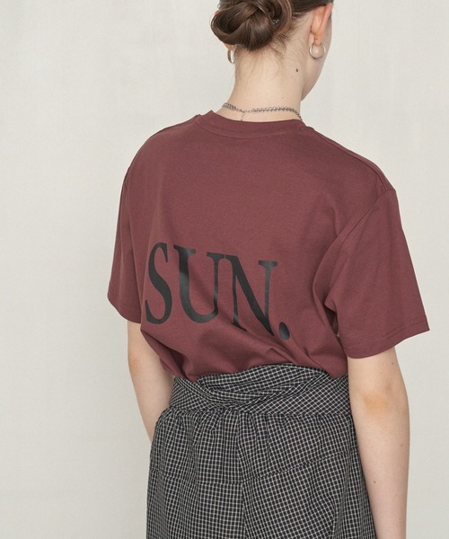 uchi.(ウチ)の「綿100% SUN.ロゴバックプリントTシャツ(Tシャツ/カットソー・レディース・杢グレー/サックスブルー/オフホワイト/チャコールグレー/ワイン系・FREE)」の5枚目の写真