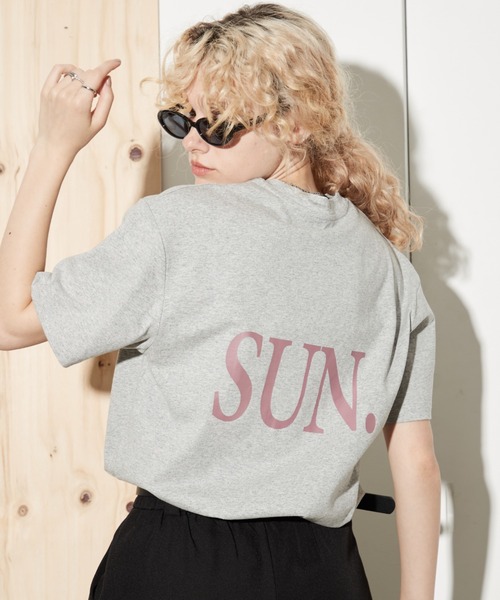 uchi.(ウチ)の「綿100% SUN.ロゴバックプリントTシャツ(Tシャツ/カットソー・レディース・杢グレー/サックスブルー/オフホワイト/チャコールグレー/ワイン系・FREE)」の4枚目の写真