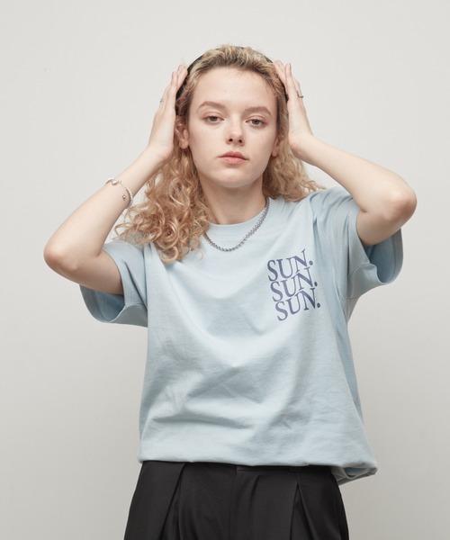uchi.(ウチ)の「綿100% SUN.ロゴバックプリントTシャツ(Tシャツ/カットソー・レディース・杢グレー/サックスブルー/オフホワイト/チャコールグレー/ワイン系・FREE)」の1枚目の写真