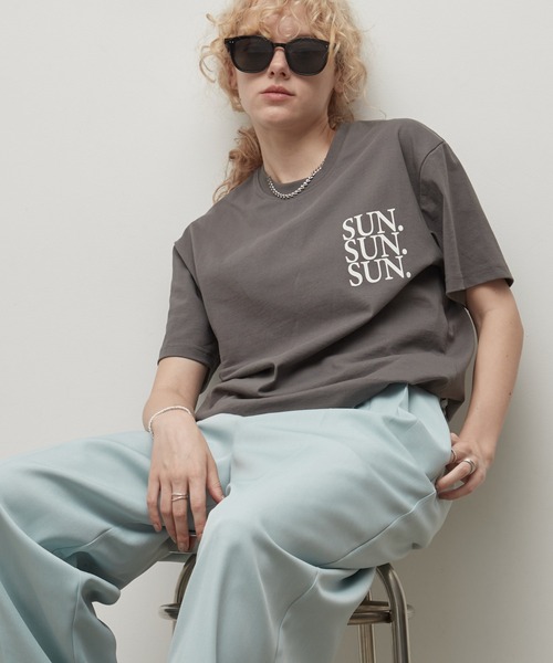 uchi.(ウチ)の「綿100% SUN.ロゴバックプリントTシャツ(Tシャツ/カットソー・レディース・杢グレー/サックスブルー/オフホワイト/チャコールグレー/ワイン系・FREE)」の3枚目の写真
