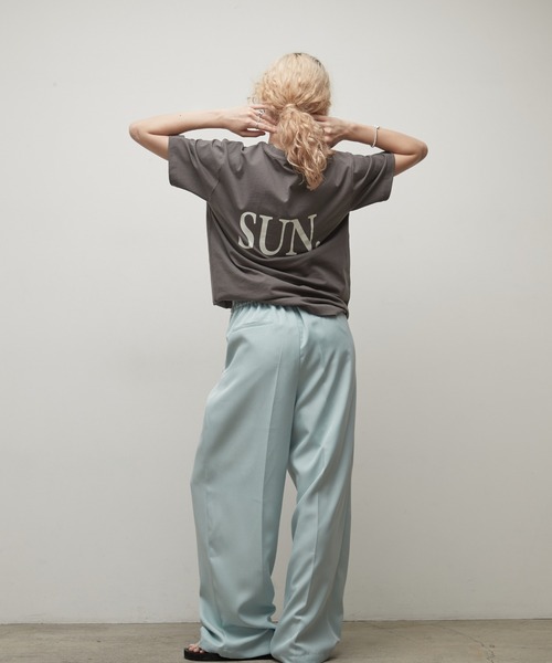 uchi.(ウチ)の「綿100% SUN.ロゴバックプリントTシャツ(Tシャツ/カットソー・レディース・杢グレー/サックスブルー/オフホワイト/チャコールグレー/ワイン系・FREE)」の13枚目の写真