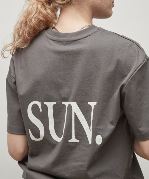 uchi.(ウチ)の「綿100% SUN.ロゴバックプリントTシャツ(Tシャツ/カットソー・レディース・杢グレー/サックスブルー/オフホワイト/チャコールグレー/ワイン系・FREE)」の17枚目の写真