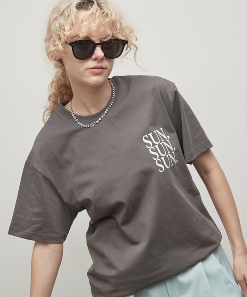 uchi.(ウチ)の「綿100% SUN.ロゴバックプリントTシャツ(Tシャツ/カットソー・レディース・杢グレー/サックスブルー/オフホワイト/チャコールグレー/ワイン系・FREE)」の18枚目の写真