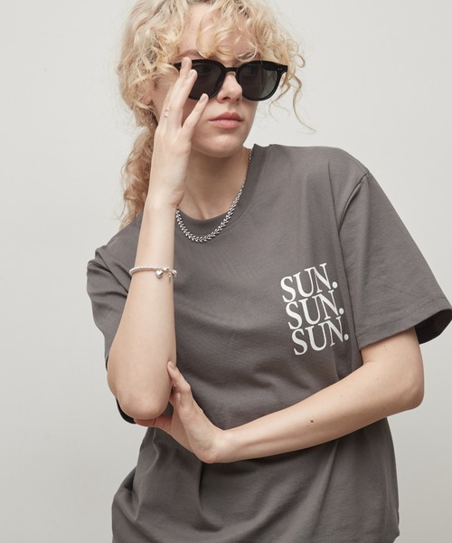 uchi.(ウチ)の「綿100% SUN.ロゴバックプリントTシャツ(Tシャツ/カットソー・レディース・杢グレー/サックスブルー/オフホワイト/チャコールグレー/ワイン系・FREE)」の21枚目の写真