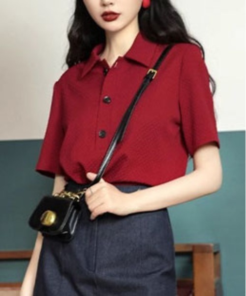&soiree(アンドソワレ)の「ポリ襟レトロ半袖トップス(その他トップス・レディース・レッド・LARGE/MEDIUM/SMALL)」の1枚目の写真
