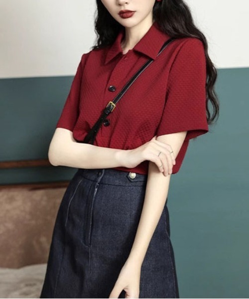 &soiree(アンドソワレ)の「ポリ襟レトロ半袖トップス(その他トップス・レディース・レッド・LARGE/MEDIUM/SMALL)」の2枚目の写真