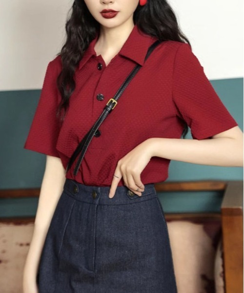 &soiree(アンドソワレ)の「ポリ襟レトロ半袖トップス(その他トップス・レディース・レッド・LARGE/MEDIUM/SMALL)」の3枚目の写真