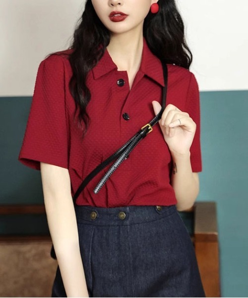 &soiree(アンドソワレ)の「ポリ襟レトロ半袖トップス(その他トップス・レディース・レッド・LARGE/MEDIUM/SMALL)」の4枚目の写真