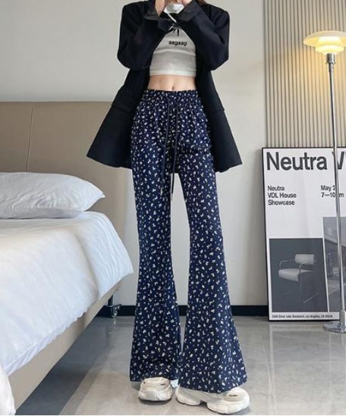 &soiree(アンドソワレ)の「フラワー柄フレアパンツ(その他パンツ・レディース・ネイビー・MEDIUM/SMALL/X-LARGE/LARGE)」の1枚目の写真