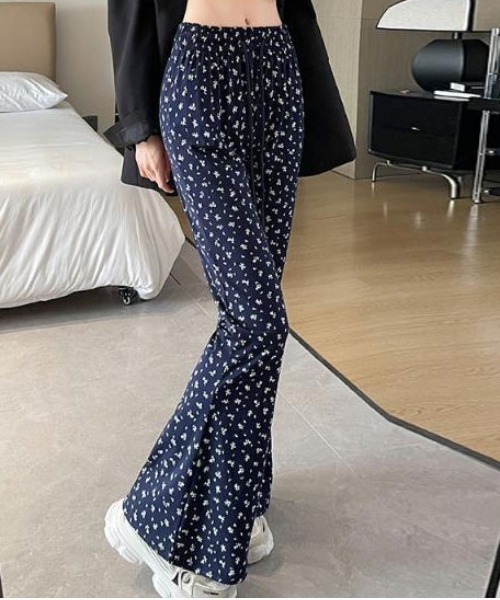 &soiree(アンドソワレ)の「フラワー柄フレアパンツ(その他パンツ・レディース・ネイビー・MEDIUM/SMALL/X-LARGE/LARGE)」の2枚目の写真