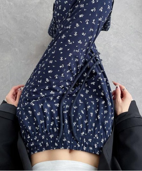 &soiree(アンドソワレ)の「フラワー柄フレアパンツ(その他パンツ・レディース・ネイビー・MEDIUM/SMALL/X-LARGE/LARGE)」の3枚目の写真