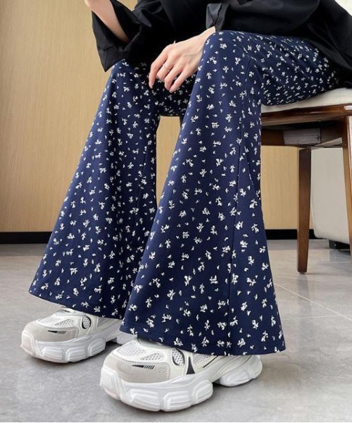 &soiree(アンドソワレ)の「フラワー柄フレアパンツ(その他パンツ・レディース・ネイビー・MEDIUM/SMALL/X-LARGE/LARGE)」の4枚目の写真