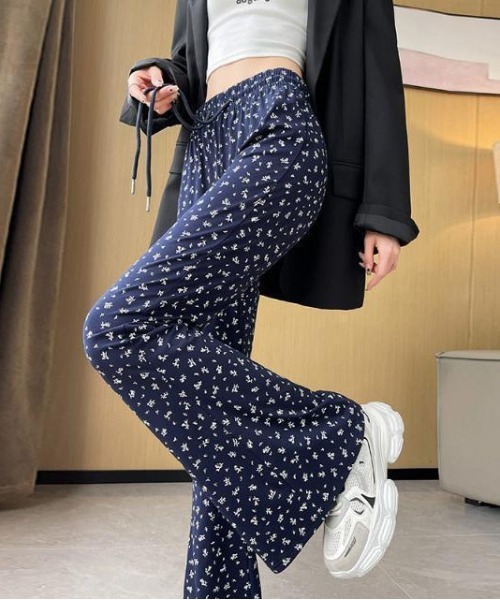 &soiree(アンドソワレ)の「フラワー柄フレアパンツ(その他パンツ・レディース・ネイビー・MEDIUM/SMALL/X-LARGE/LARGE)」の5枚目の写真
