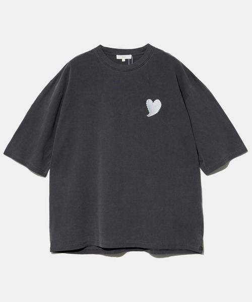 Revo.(レボ)の「Revo./レヴォ ハートエンブロイ ピグメント加工 SS Tee(Tシャツ/カットソー・メンズ・ブラック/その他1・LARGE/MEDIUM)」の1枚目の写真