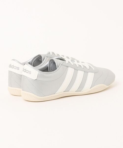 adidas（アディダス）の「adidas アディダス GRAND COURT LO W【軽量】レディーススニーカー 薄底(グランドコートローW) JQ7243 シルバーメタリック/オフホワイト/フットウェアホワイト（スニーカー・レディース・シルバー・23.0cm/24.5cm/24.0cm/23.5cm）」の2枚目の写真