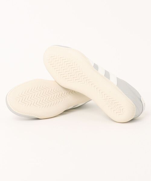 adidas（アディダス）の「adidas アディダス GRAND COURT LO W【軽量】レディーススニーカー 薄底(グランドコートローW) JQ7243 シルバーメタリック/オフホワイト/フットウェアホワイト（スニーカー・レディース・シルバー・23.0cm/24.5cm/24.0cm/23.5cm）」の3枚目の写真