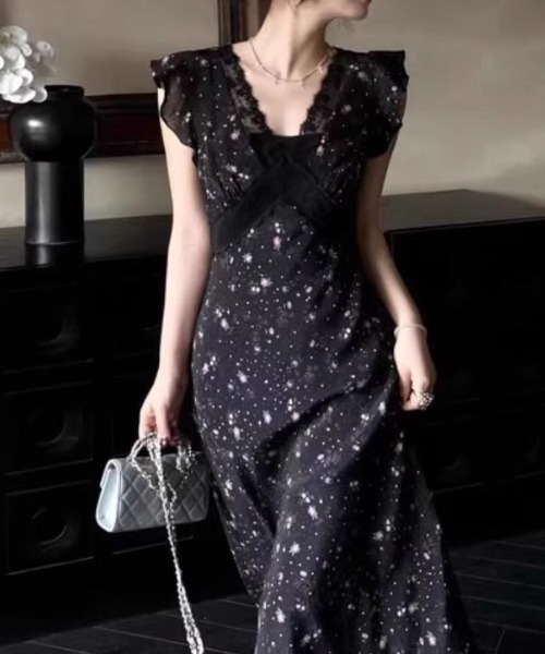 AMAJI(アマジ)の「レース切替 花柄 ウエストマーク アシンメトリー ロングワンピース(ワンピース・レディース・ブラック・LARGE/X-LARGE/SMALL/MEDIUM)」の1枚目の写真
