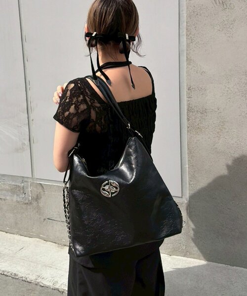Mavie..7(メヴィセットゥ)の「【Mavie..7】メタルプレートショルダーBAG(ショルダーバッグ・レディース・ブラック・FREE)」の1枚目の写真